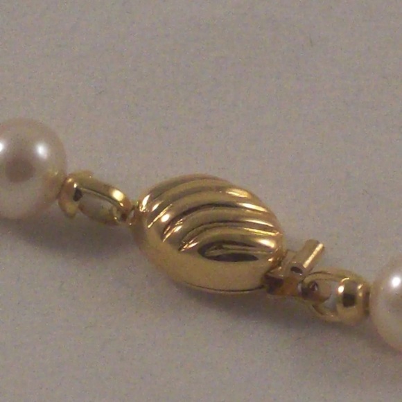 Classic Beige Single Strand Imitation Pearl Necklace 18” Princess Length - Picture 6 of 6